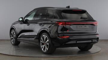 2026 Audi SQ6 SUV Vorsprung e-tron 360,00 kW (Black) - Image: 3