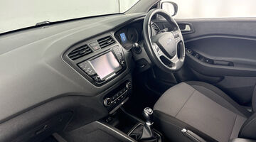 2018 Hyundai Premium Nav Euro 6 5-door (White) - Image: 2