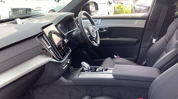 2026 Volvo 2.0 T8 18.8kWh Ultra Pro Black Edition Auto 4WD Euro 6 5-door (Black) - Image: 2