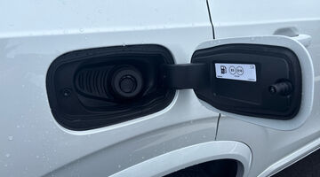 2026 Volvo 2.0 B5 MHEV Plus Auto 4WD Euro 6 5-door (White) - Image: 25