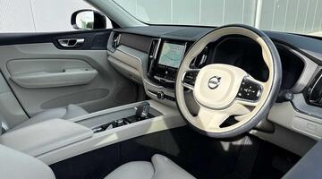 2023 Volvo 2.0 B5 MHEV Plus Auto Euro 6 5-door (Black) - Image: 4