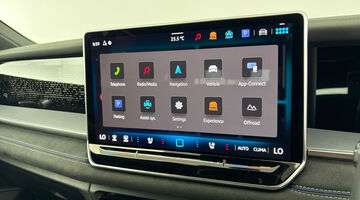 2026 Volkswagen 2.0 TSI R-Line DSG 4Motion Euro 6 5-door (Purple) - Image: 19