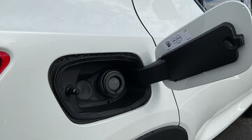 2026 Volvo 2.0 B3 MHEV Ultra Black Edition DCT Auto Euro 6 5-door (White) - Image: 27