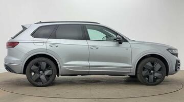 2025 Volkswagen 3.0 TDI V6 Black Edition Tiptronic 4Motion Euro 6 5-door (Silver) - Image: 4