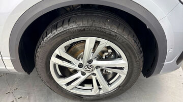 2025 Volkswagen 2.0 TDI R-Line DSG Euro 6 5-door (Silver) - Image: 5