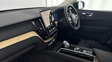 2025 Volvo 2.0 B5 MHEV Plus Pro Auto Euro 6 5-door (Black) - Image: 2