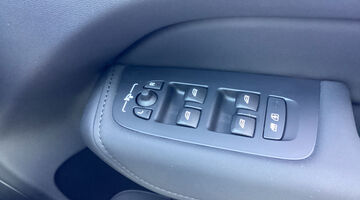 2026 Volvo 2.0 B5 MHEV Plus Black Edition Auto Euro 6 5-door (Black) - Image: 36