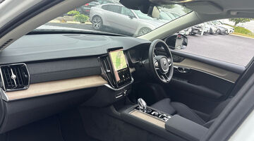 2026 Volvo 2.0 B5 MHEV Plus Auto 4WD Euro 6 5-door (White) - Image: 2