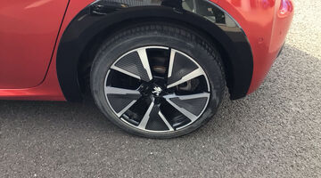 2021 Peugeot 50kWh GT Premium Auto 5-door (Red) - Image: 38