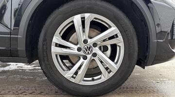 2025 Volkswagen TSI R-Line Euro 6 5-door (Black) - Image: 5