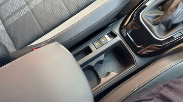 2025 Volkswagen 2.0 TDI R-Line DSG Euro 6 5-door (Grey) - Image: 17